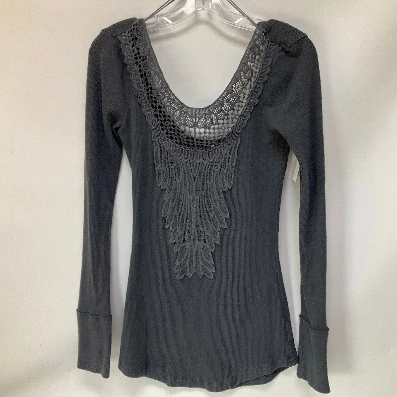 Top Long Sleeve By Free People In Grey, Size: M